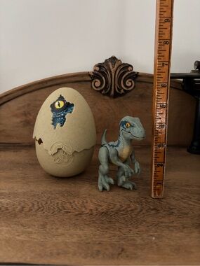 Mattel Jurassic World Hatch 'n Play Dinos Blue Velociraptor